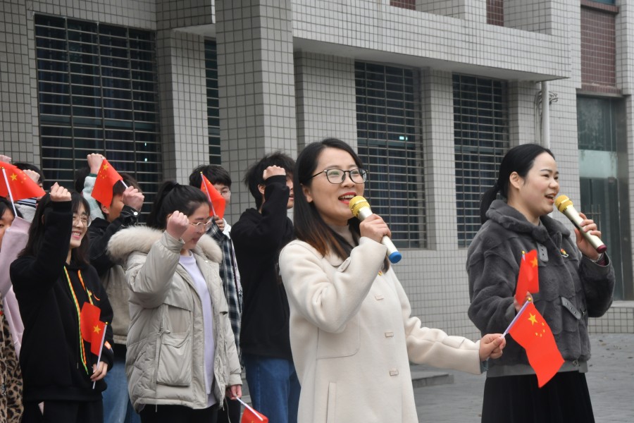 雷锋日红歌唱响湖北文理学院理工学院